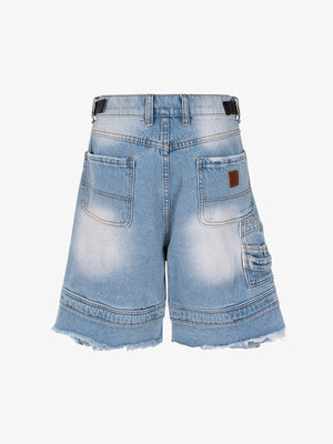 Shorts cargo de denim desgastado con dobladillo en capas – azul claro, vista trasera plana | XoKool