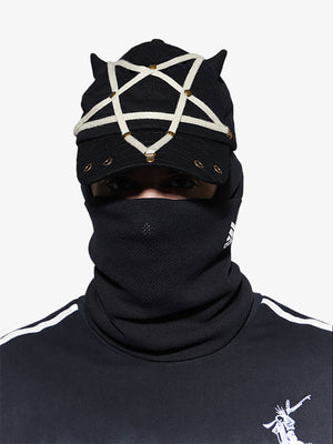 Schwarze Teufelshörner-Cap mit Pentagramm-Kordel – am Model, vorne, mit Halstuch | XoKool