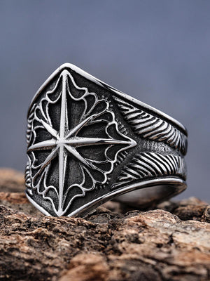 Compass Star Gothic Siegelring – Silber, schräg auf Holz | XoKool