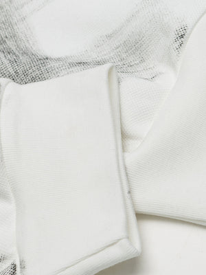 Weißes Longsleeve mit Pinselstrich-Print – Nahaufnahme des Bündchens | XoKool