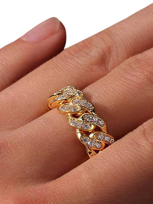 Anillo de eslabones cubanos con cristales – dorado, en el dedo | XoKool