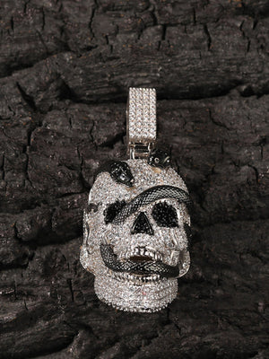 Iced Skull Halskette mit schwarzer Schlange – Anhänger vor verkohltem Holz | XoKool