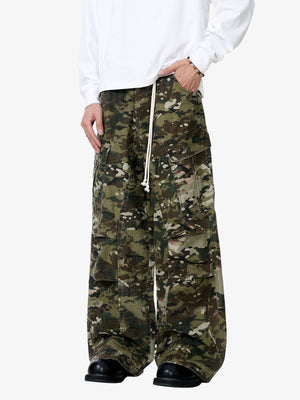 Woodland Camo Cargohose mit Kordelgürtel – am Model, Hände in den Taschen | XoKool