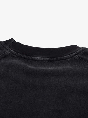 Washed Black Vintage Racing Crest T-Shirt – Nahaufnahme Kragen hinten | XoKool