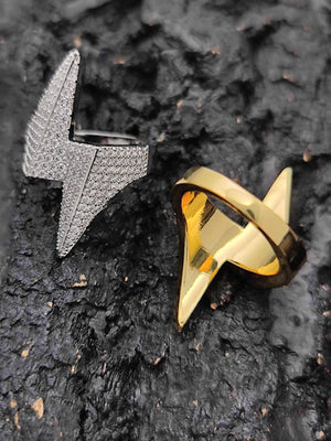 Lightning bolt ring – Silver iced and plain gold on bark | XoKool