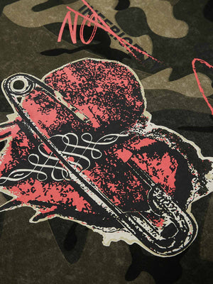 Hoodie de camuflaje verde con estampado de corazón atravesado – detalle del estampado de corazón | XoKool
