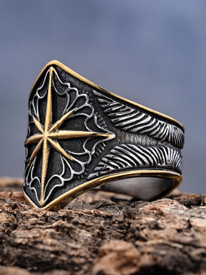 Gothic Ring – Silber & Gold, schräg auf Holz | XoKool