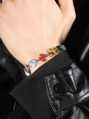 Mehrfarbiges Steinarmband mit Emaille-Kreuzgliedern – am Handgelenk, Ansicht von oben | XoKool