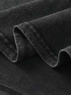 Camiseta sin mangas gráfica de corazón acid wash en negro – detalle de la textura de la tela | XoKool