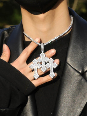 Collar de cruz – plateado, en modelo | XoKool