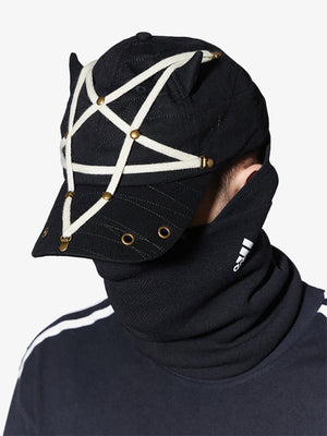 Schwarze Teufelshörner-Cap mit Pentagramm-Kordel – am Model, Dreiviertelansicht | XoKool