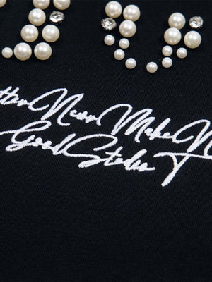 T-Shirt mit Perlen-Schriftzug – Detail Perlen und Schriftzug | XoKool