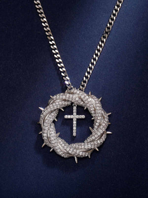Kreuz-Anhänger mit Dornenkrone – Silber, auf dunklem Blau | XoKool