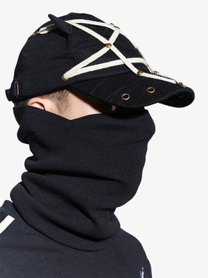Schwarze Teufelshörner-Cap mit Pentagramm-Kordel – am Model, seitlich | XoKool