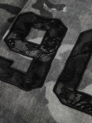Camisa vaquera de camuflaje – detalle de la aplicación de número en encaje | XoKool