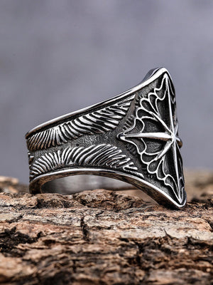 Compass Star Gothic Siegelring – Silber, Seitenansicht auf Holz | XoKool