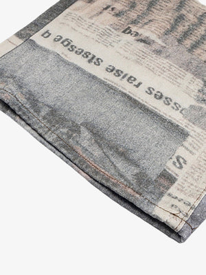 Jeans mit Zeitungsprint – Print am Saum im Detail | XoKool
