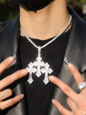 Collar de cruz – plateado, en modelo, detalle | XoKool