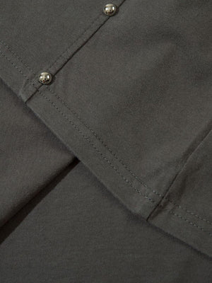 Camiseta lavada con tachuelas – detalle de la costura con tachuelas | XoKool