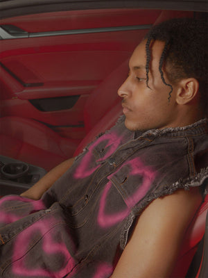 Denim vest – Washed Black, on model in car | XoKool