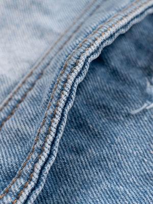 Shorts cargo de denim desgastado con dobladillo en capas – detalle de las costuras y la tela | XoKool