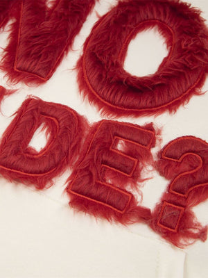Fuzzy Letter Hoodie mit Kunstfell-Applikation – Fellbuchstaben Nahaufnahme | XoKool