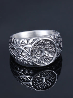 Lebensbaum Ring – Silber, schräge Vorderansicht auf dunklem Hintergrund | XoKool