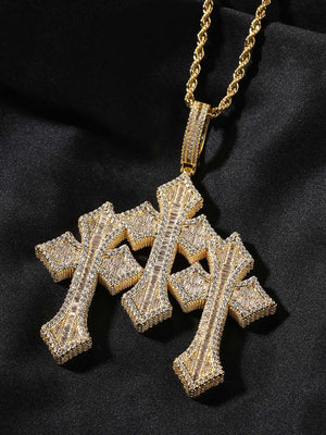 Collar con colgante de triple cruz iced out – dorado, sobre tela negra | XoKool