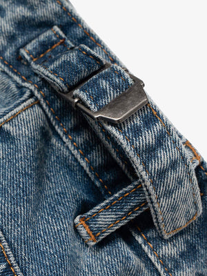 Jorts azules rotos – detalle del ajustador de la hebilla lateral | XoKool