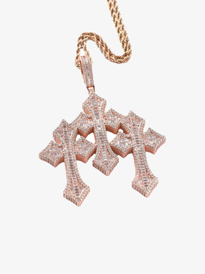 Collar con colgante de triple cruz iced out – oro rosa, vista frontal | XoKool