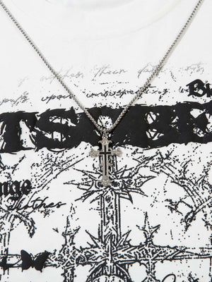 Weißes Longsleeve mit Dornenkreuz-Saint-Print – Halskette und Print in der Nahaufnahme | XoKool
