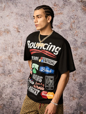 Boxy Sticker Collage Graphic T-Shirt mit Stehkragen – am Model, Schwarz, 3/4-Ansicht | XoKool