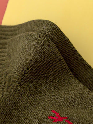 Calcetines largos acanalados con palabra tejida – verde oliva, detalle del talón | XoKool