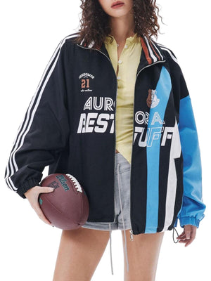 Color Block Windbreaker – am Model, Vorderansicht mit Football | XoKool
