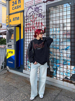 Washed Flame Hoodie mit Gothic-Schriftzug – am Model, Streetfoto, Ganzkörper | XoKool