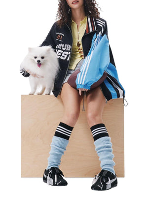 Color Block Windbreaker – am Model, sitzend mit Hund | XoKool