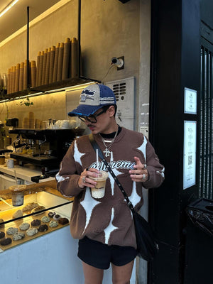 Oversized Stern-Pullover – Streetfoto am Model, Café | XoKool