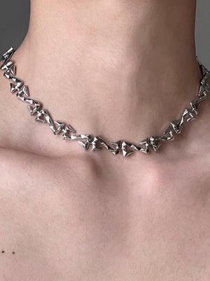Collar o pulsera de cadena con eslabones retorcidos irregulares – en modelo, detalle del cuello | XoKool