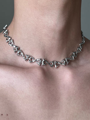 Collar o pulsera de cadena con eslabones retorcidos irregulares – en modelo, detalle del cuello | XoKool
