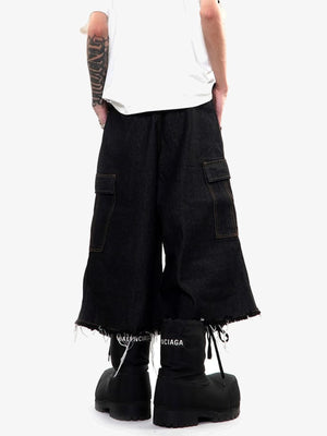 Layered Baggy Cargo Jorts mit Raw Hem – am Model, Vorderansicht nah | XoKool