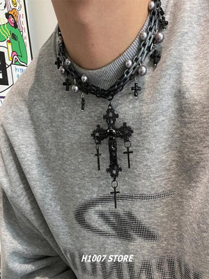 Gargantilla de cadena negra en capas con cruces y perlas – En modelo sobre sudadera gris | XoKool