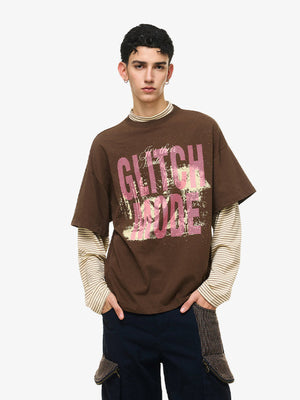 Layered T-Shirt mit gestreiften Ärmeln – Braun, am Model von vorne | XoKool