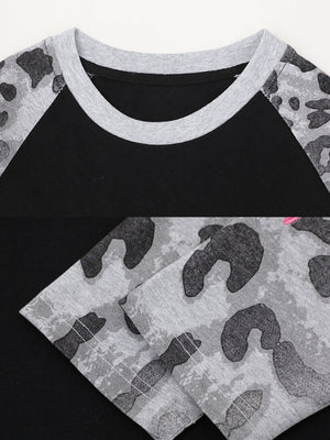 Leoparden Raglan Longsleeve – Schwarz, Nahaufnahme Kragen und Leoparden-Ärmel | XoKool