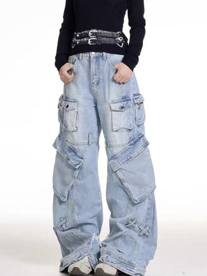 Jeans cargo de pierna ancha con efecto lavado claro y bolsillos con solapa – en modelo, frente | XoKool