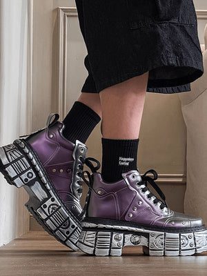Zapatillas con plataforma plateado metalizado y suela esculpida – en modelo, morado, foto urbana | XoKool