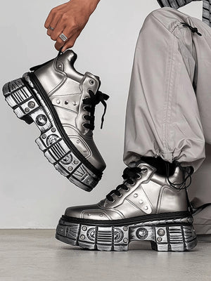 Zapatillas metalizadas con plataforma – en modelo, plateado, sostenidas en la mano | XoKool
