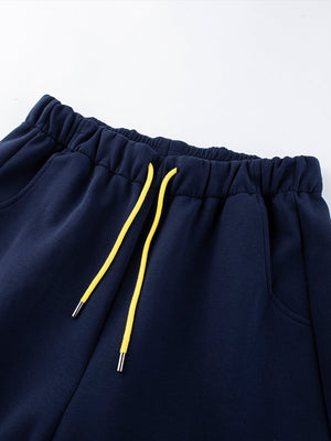Pantalones deportivos azul marino – detalle de la pretina y el cordón | XoKool