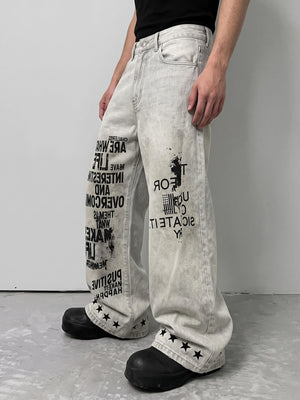 Offwhite Slogan Jeans – am Model, Seitenansicht | XoKool