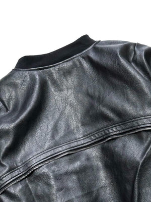 Chaqueta bomber de cuero sintético – En modelo, lateral trasero | XoKool