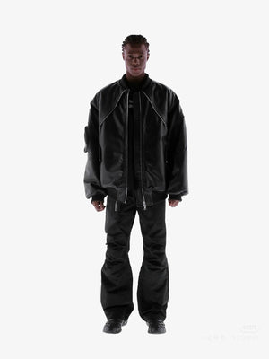 Chaqueta bomber de cuero sintético – Primer plano de la costura y el cierre | XoKool